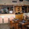 Interiér restaurace s barovým pultem